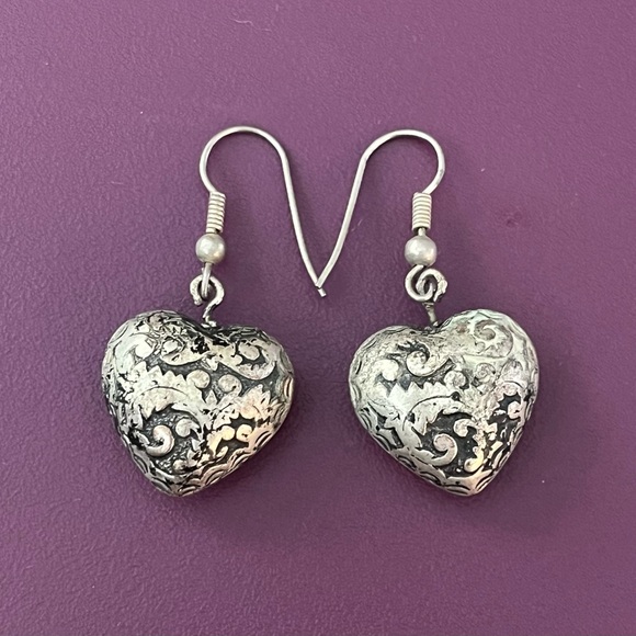 🆕Heirloom looking fat 3/4” hearts on hooks. Very elegant. NIB. - Picture 2 of 7